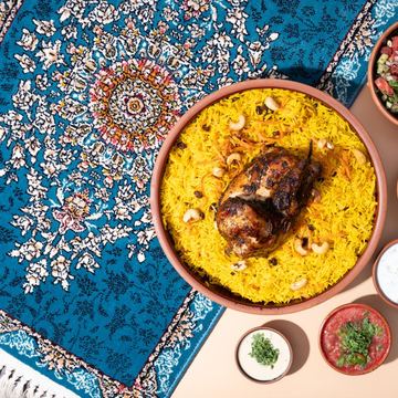 دجاجة شواية كاملة مع رز بخاري